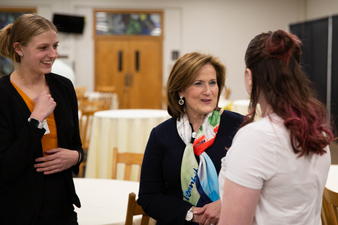 Anita McBride chats with Keuka College students during her 2022 visit to campus.